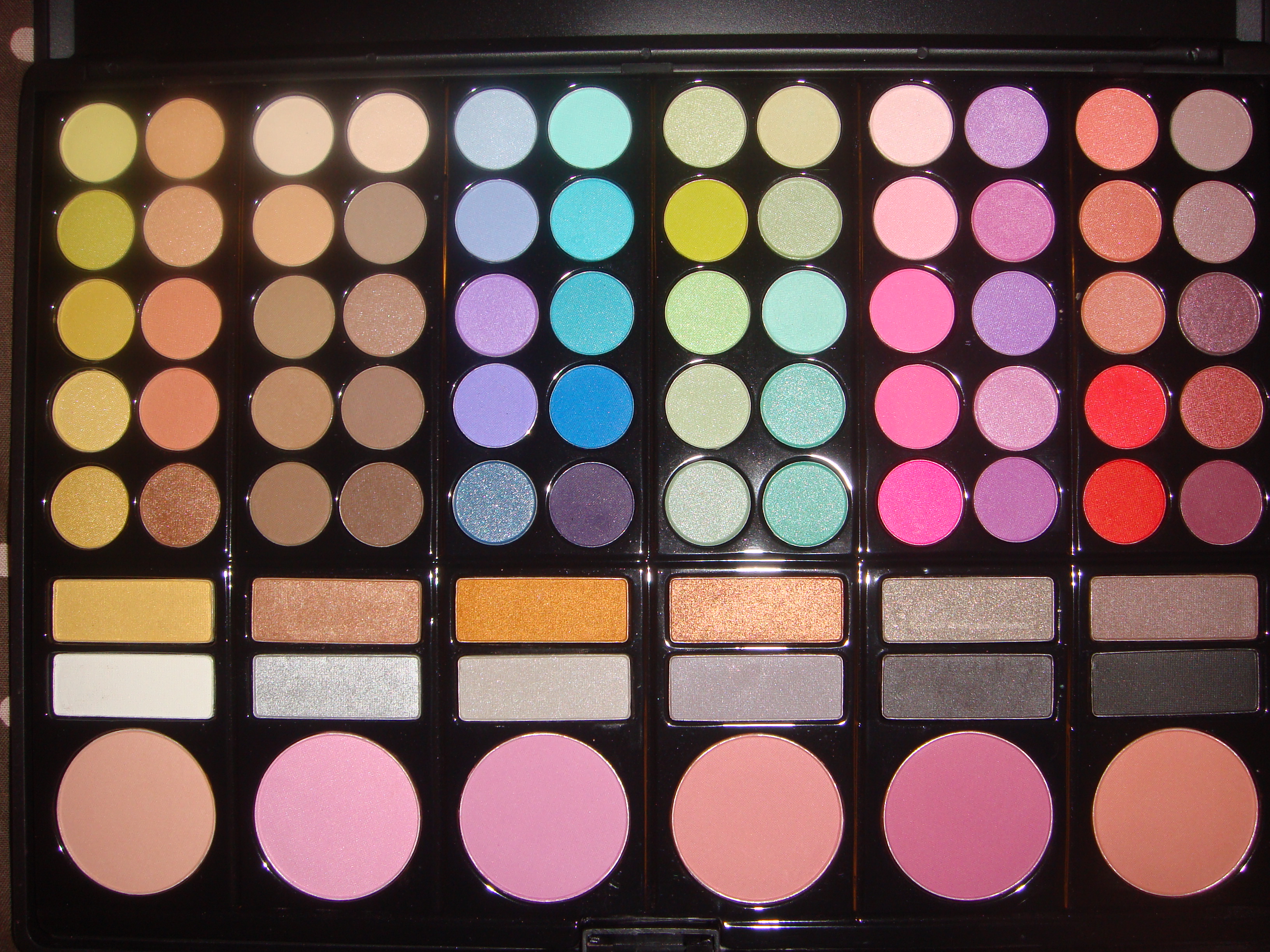 A palette to makeup make how make you look